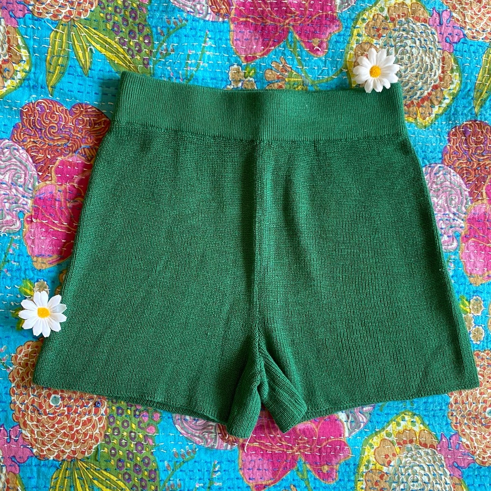 NWOT FREE PEOPLE BEACH MALIBU SURF
KNITTED SHORTS in green XS